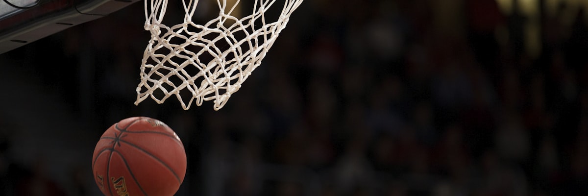 NBA总决赛第七场湖人队与凯尔特人队球员在场上激烈对抗的瞬间